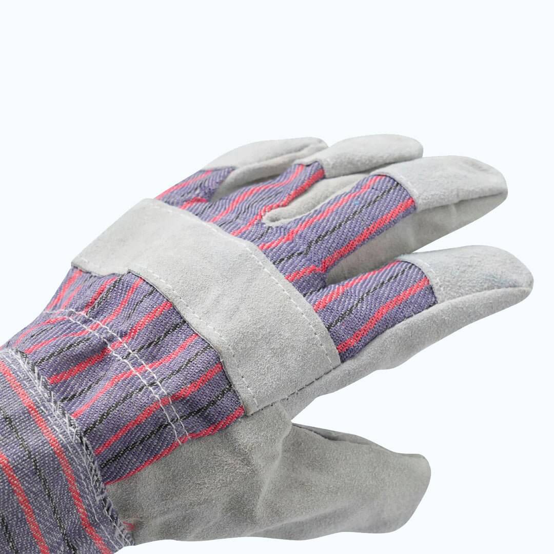 Small Wood Stove With Fire-Resistant Glass 