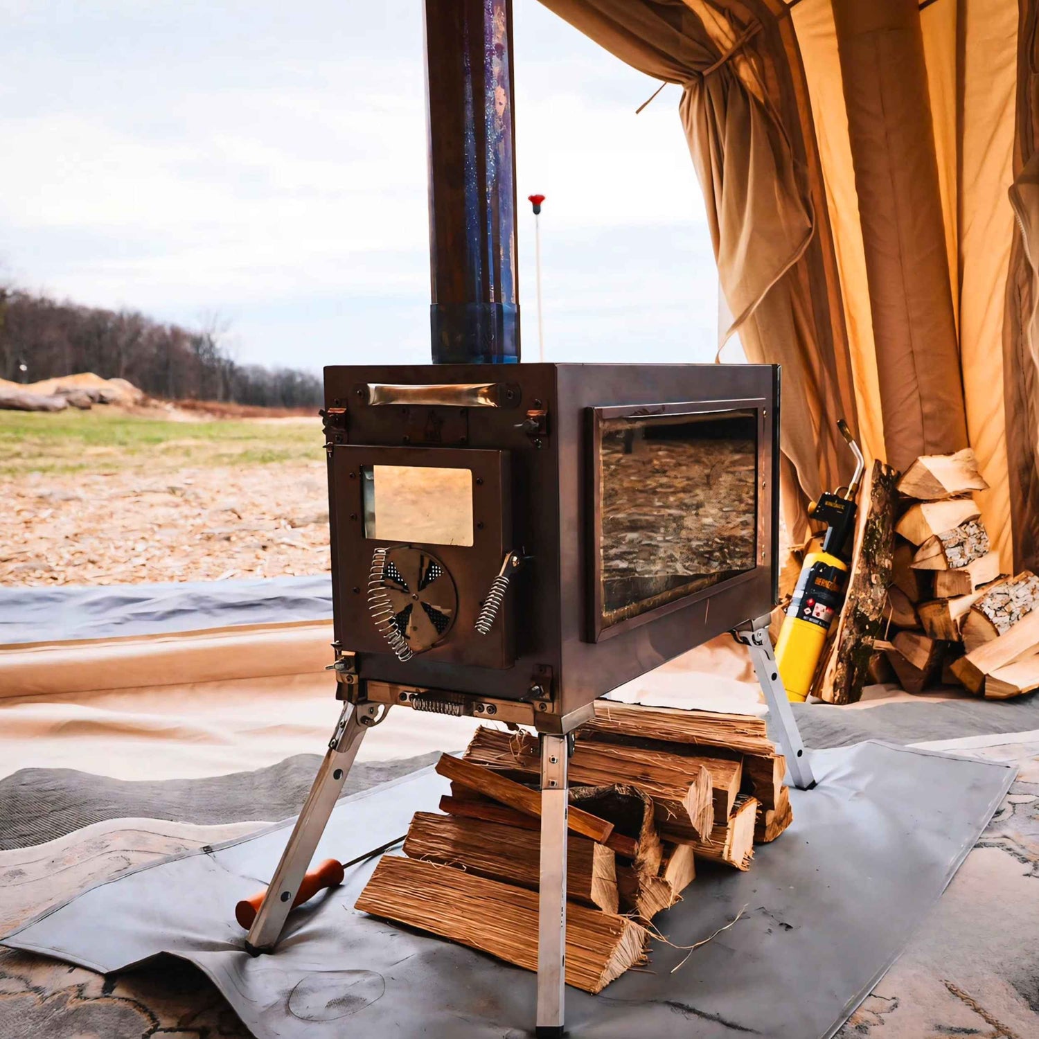 Caminus M stove with spark arrestor and dual burn system